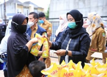 Dua Jam Dibuka, 4 Ribu Liter Minyak Goreng Murah Ludes Dibeli Masyarakat Pinang