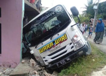 Truk di Lebak Tabrak Rumah, Sopir dan Kernet Ditemukan Masih Tertidur Usai Kejadian