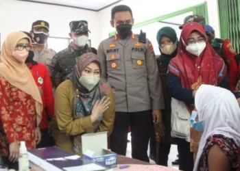 Bupati Pandeglang, Irna Narulita, didampingi jajarannya meninjau vaksinasi disetiap sekolah yang tersebar di Kecamatan Karangtanjung, Kamis (3/2/2022). (ISTIMEWA)