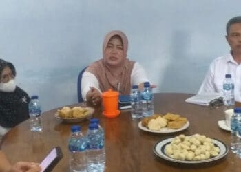 Direktur Utama (Dirut) Perumdam Tirta Berkah Pandeglang, Euis Yuningsih (tengah) didampingi jajarannya, sedang berdialog dengan wartawan, di Aula rapat Perumdam Tirta Berkah Pandeglang, Rabu (9/2/2022). (NIPAL SUTIANA/SATELITNEWS.ID)