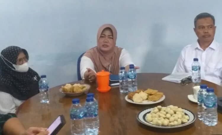 Direktur Utama (Dirut) Perumdam Tirta Berkah Pandeglang, Euis Yuningsih (tengah) didampingi jajarannya, sedang berdialog dengan wartawan, di Aula rapat Perumdam Tirta Berkah Pandeglang, Rabu (9/2/2022). (NIPAL SUTIANA/SATELITNEWS.ID)