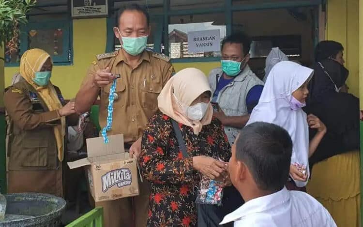 Sejumlah pelajar Sekolah Dasar di Cikande, diberi bingkisan jajanan yang disediakan oleh pihak sekolah, usai divaksin. (ISTIMEWA)