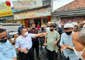ASPIRASI: Jajaran Komisi III DPRD Kota Tangerang dan PT TNG meninjau wisata kuliner pasar lama. Nampak warga langsung mengeluarkan uneg-unegnya. (IRFAN/SATELITNEWS)