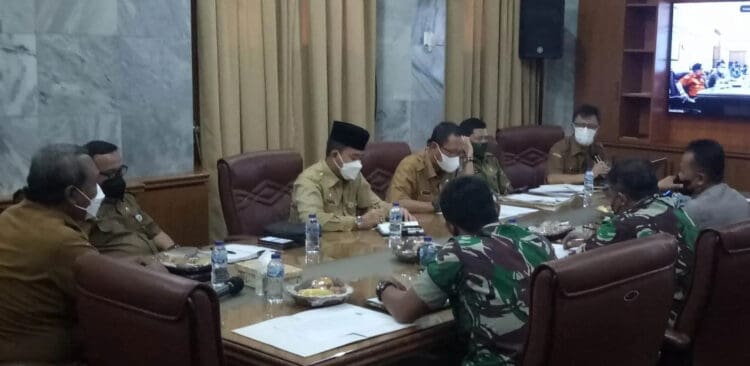 Wakil Bupati Serang, Pandji Tirtayasa, menggelar rapat evaluasi pelaksanaan Vaksin Booster dan anak 6-11 tahun, bersama TNI dan Polri, di Pendopo Bupati, Senin (7/2/2022). (ISTIMEWA)