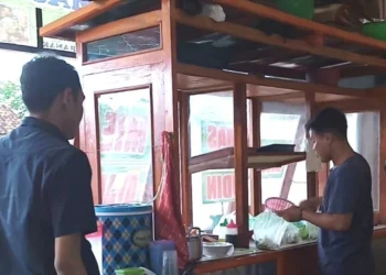 Pedagang bakso di Pandeglang, sedang melayani pembeli, Minggu (27/2/2022). (ISTIMEWA)