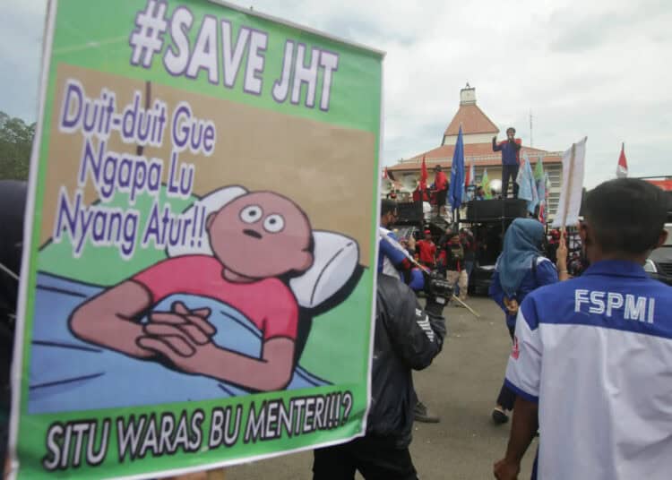 Foto Aksi Buruh di Tangerang Tolak Peraturan Baru JHT