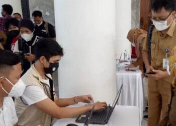 Kepala Dinkes Kabupaten Serang, Agus Sukmayadi, saat meninjau kegiatan vaksinasi booster, di Pendopo Bupati, belum lama ini. (DOKUMEN/SATELITNEWS.ID)