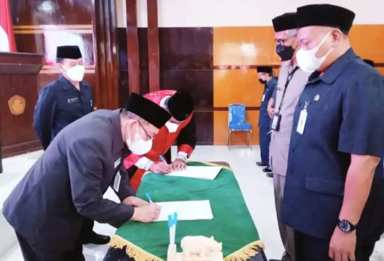 Pj Sekda Pandeglang, Taufik Hidayat, menandatangani berita acara pelatikan 73 pejabat pendidikan, di Aula Dindikpora Pandeglang, Jumat (4/2/2022). (ISTIMEWA)