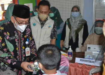 VAKSINASI ANAK–Pj Sekda Pandeglang, Taufik Hidayat, sedang meninjau pelaksanaan vaksinasi di salah satu sekolah di Pandeglang, beberapa waktu lalu. (ISTIMEWA)