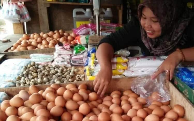 PENJUAL TELUR–Seorang pedagang telur di Pasar Badak Pandeglang, sedang menjajakan barang dagangannya (telur). (ISTIMEWA)