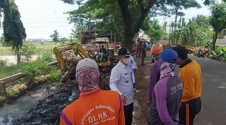 Pedagang di Jalan Raya Pakuhaji Bongkar Lapak Secara Sukarela