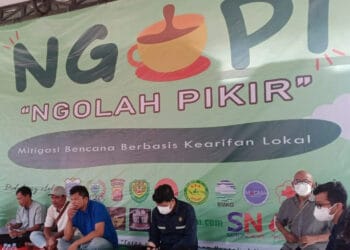Suasana NGOPI (Ngolah Pikir), yang digagas Boedak Saung, di panggung budaya Disparbud Pandeglang, Selasa (15/2/2022). (MARDIANA/SATELITNEWS.ID)