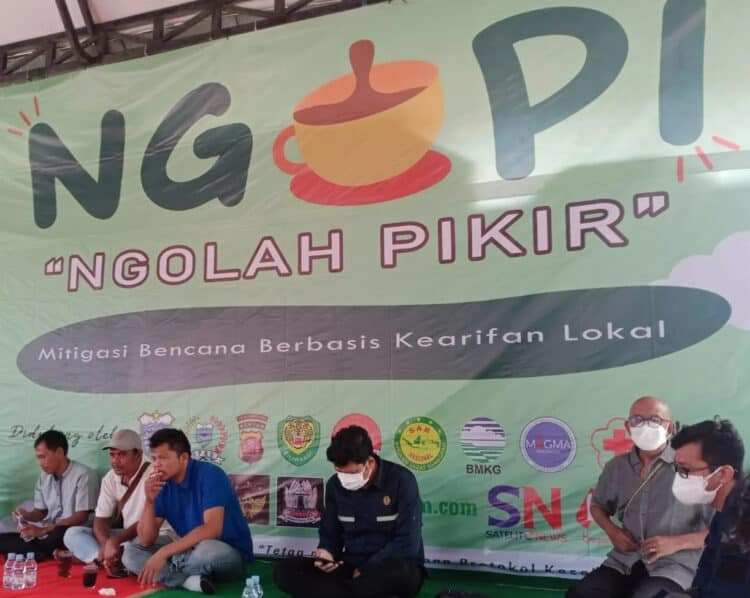 Suasana NGOPI (Ngolah Pikir), yang digagas Boedak Saung, di panggung budaya Disparbud Pandeglang, Selasa (15/2/2022). (MARDIANA/SATELITNEWS.ID)