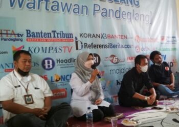 Kabag Prokopim Setda Pandeglang, Mely Diah Rahmalia, menyampaikan sambutan di acara tasyakuran HPN 2022, di Sekretariat Porwan Pandeglang, Rabu (9/2/2022). (MARDIANA/SATELITNEWS.ID)