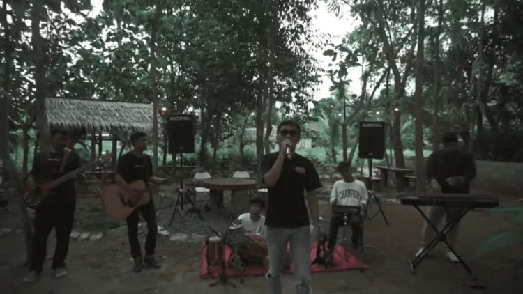 Lirik Lagu Top-Topan – Miqbal GA