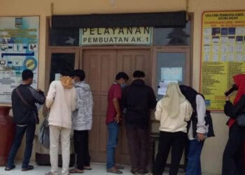 Sejumlah pencari kerja, sedang mengantri pelayanan pembuatan AK-1 atau kartu kuning, di Disnakertrans Kabupaten Serang. (DOKUMEN/SATELITNEWS.ID)