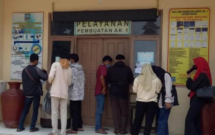 Sejumlah pencari kerja, sedang mengantri pelayanan pembuatan AK-1 atau kartu kuning, di Disnakertrans Kabupaten Serang. (DOKUMEN/SATELITNEWS.ID)