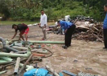 Pemerintah Kecamatan Anyer, Pengusaha dan Dewan keruk tumpukan sampah di dekat jalan, Senin (21/2/2022). (ISTIMEWA)