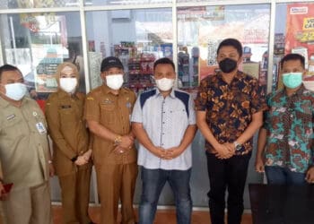 Diskoumperindag dan anggota DPRD Kabupaten Serang, Riky Suhendra, foto bersama dengan manajemen alfamart, usai mengecek penjualan minyak dan memastikan tidak ada penimbunan, Senin (21/2/2022). (ISTIMEWA)