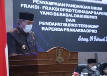 Wakil Bupati Serang, Pandji Tirtayasa, menyampaikan pendapat Raperda prakarsa DPRD Kabupaten Serang, diantaranya mengenai desa wisata, Rabu (9/2/2022). (SIDIK/SATELITNEWS.ID)