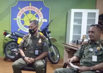 Kepala Bidang (Kabid) Trantibum Dinas Satpol PP Kabupaten Serang, M. Mujtahidi (kanan), saat diwawancara wartawan di kantornya. (ISTIMEWA)