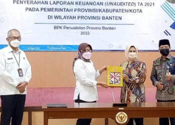 Bupati Serang Ratu Tatu Chasanah, didampingi Sekda Kabupaten Serang Tb. Entus Mahmud Sahiri, menyerahkan LKPD tahun 2021 kepada BPK RI Perwakilan Banten, Senin (7/3/2022). (ISTIMEWA)