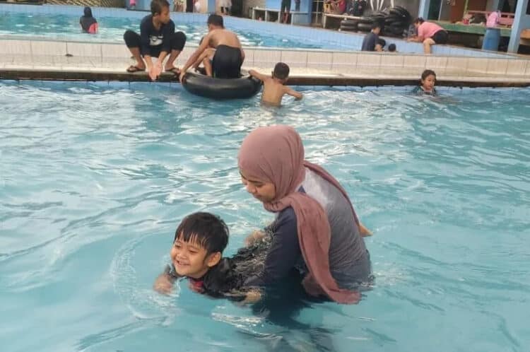 WISATA KOLAM RENANG–Seorang anak sedang belajar berenang, di salah satu objek wisata kolam renang, di Kabupaten Pandeglang, Minggu (13/3/2022). (NIPAL SUTIANA/SATELITNEWS.ID)