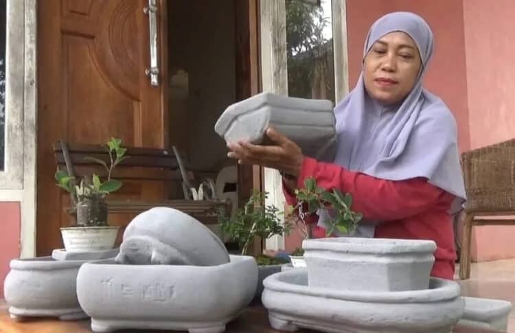 Tuti Ratulanes (50), sedang menunjukan hasil karyanya dari bahan limbah bata hebel. (ISTIMEWA)