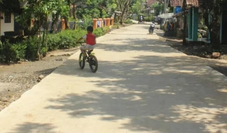 Kondisi ruas jalan Carita-Kadukemis, terlihat mulus dan sudah digunakan oleh warga sekitar, akibat tersentuh program Jakamantul. (ISTIMEWA)