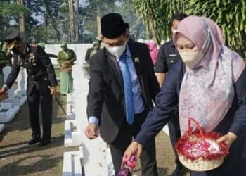 Bersama Forkompinda, Bupati Pandeglang Irna Narulita, tabur bunga di Taman Makam Pahlawan Cihaseum, Kamis (31/3/2022). (ISTIMEWA)
