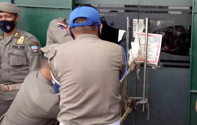 Satpol PP Kabupaten Serang, menyegel tempat hiburan malam. (ISTIMEWA)