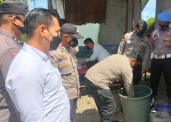 Aparat kepolisian, mengamankan Miras saat menggelar Operasi  Bina Kusuma Maung I, Senin (21/3/2022). (ISTIMEWA)