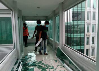 Hujan Es Disertai Badai Guncang Tangsel, Perkantoran Rusak