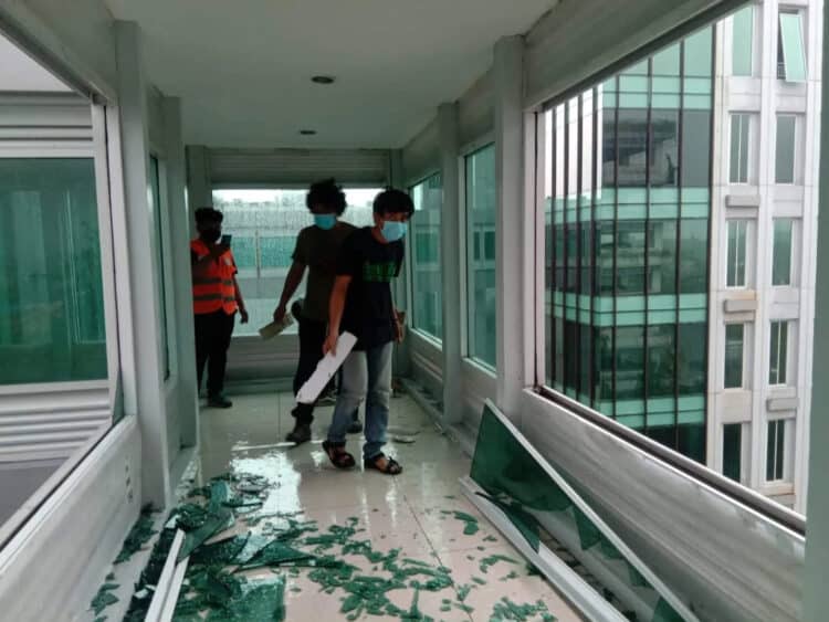 Hujan Es Disertai Badai Guncang Tangsel, Perkantoran Rusak