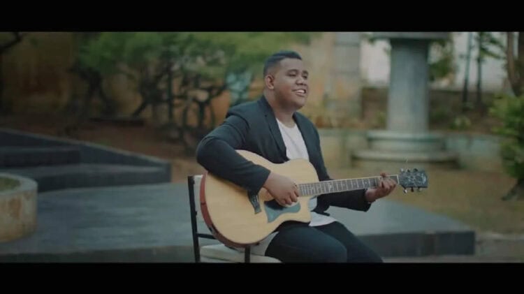 Lirik Lagu Cinta Luar Biasa – Andmesh Kamaleng