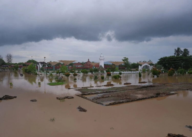 Foto Kawasan Wisata Religi Banten Lama Terendam Banjir