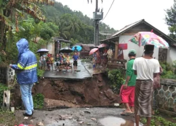 Kondisi Jembatan di Desa Ramea, Kecamatan Mandalawangi, Kabupaten Pandeglang, ambruk, Selasa (1/3/2022). (ISTIMEWA)
