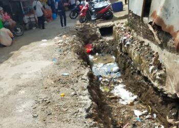 Kondisi galian yang bakal dibuat drainase di Pasar Badak Pandeglang, belum terlihat bahan material dan dikerjakan oleh pihak ketiga, Senin (14/3/2022). (ISTIMEWA)