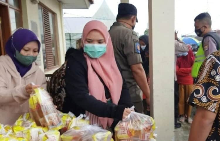 Antrean pembeli minyak goreng di Pandeglang. (ISTIMEWA)