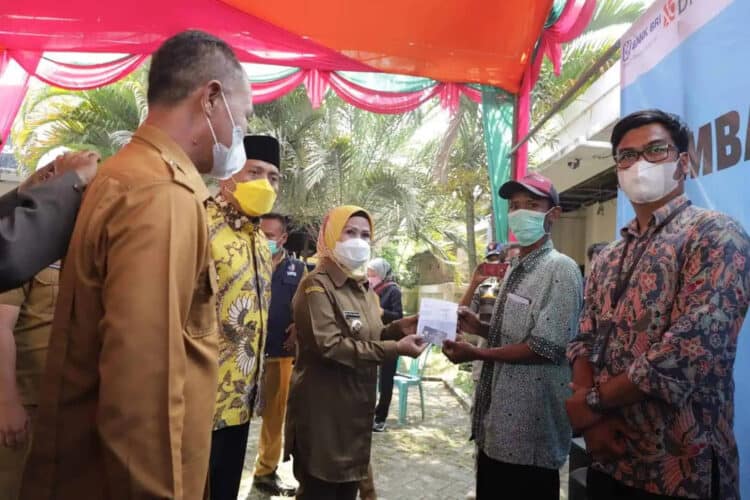 Bupati Serang Ratu Tatu Chasanah, secara simbolis memberikan bantuan kepada korban tumpahan minyak, dari Pertamina, Senin (14/3/2022). (ISTIMEWA)