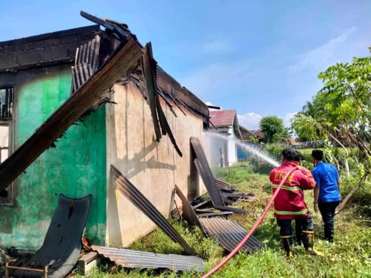 Petugas Damkar memadamkan api yang membakar Balai Pertanian di Kabupaten Serang, Rabu (16/3/2022). (ISTIMEWA)