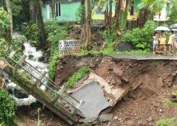 Jembatan Ramea, Desa Ramea, Kecamatan Mandalawangi, Kabupaten Pandeglang, ambruk, Selasa (1/3/2022). (ISTIMEWA)