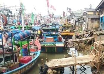 Perahu nelayan sedang bersandar di wilayah TPI Labuan. (DOKUMEN/SATELITNEWS.ID).