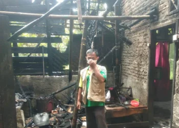 Sebuah rumah di Kampung Cikesel Gorobig, RT 002 RW 001, Desa Kadubale, Kecamatan Banjar, Kabupaten Pandeglang, hangus terbakar, sekitar pukul 15.00 WIB, Selasa (8/3/2022). (ISTIMEWA)