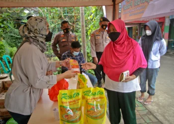Foto Operasi Pasar Minyak dan Daging Murah untuk Peserta Vaksinasi