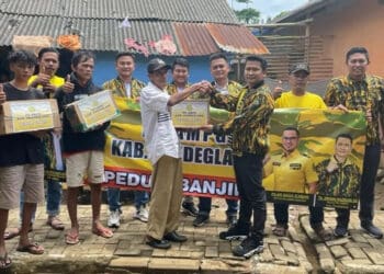 Didampingi jajarannya, Ketua AMPG Pandeglang, Tubagus Erhan Hazrumi, secara simbolis memberikan bantuan ke korban banjir di Kecamatan Labuan, Kamis (3/3/2022). (ISTIMEWA)