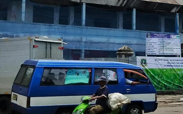 Gedung RSUD Labuan tampak depan, saat ini sedang dilakukan pembangunan lanjutan. (ISTIMEWA)