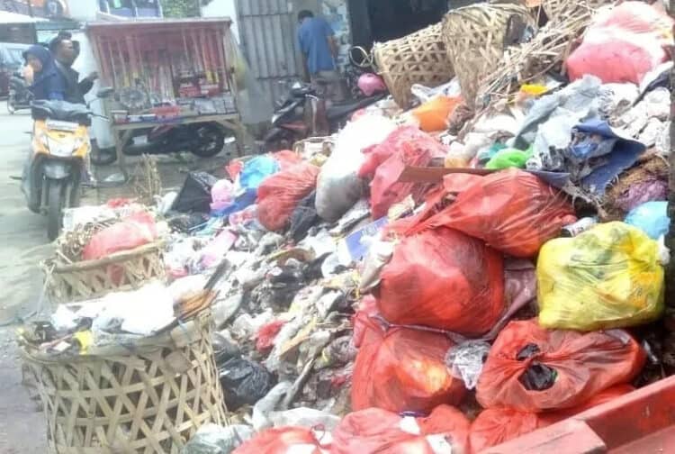 Tumpukan sampah di Pasar Picung, dikeluhkan. (ISTIMEWA)
