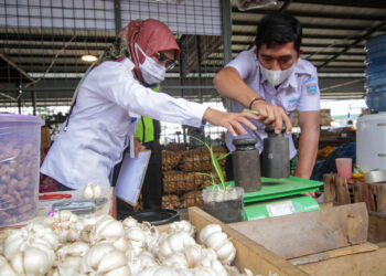 Foto Uji Tera Alat Ukur Timbang Pedagang Pasar Jatiuwung
