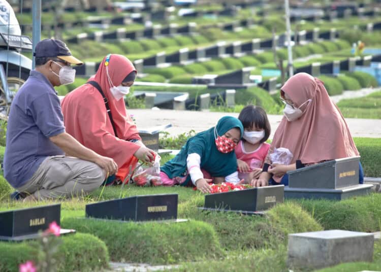 Foto Warga Tangerang Ziarah Kubur Jelang Ramadan